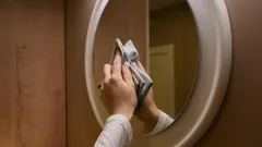 Prečo by ste nemali umývať zrkadlá prostriedkom na okná: mnohí robia túto chybu