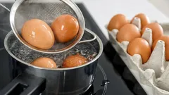 V akej vode je lepšie začať variť vajcia: vo vriacej alebo v studenej? A je v tom vôbec rozdiel?