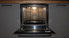 Prečo je dobré po pečení nechať dvierka rúry na chvíľu pootvorené